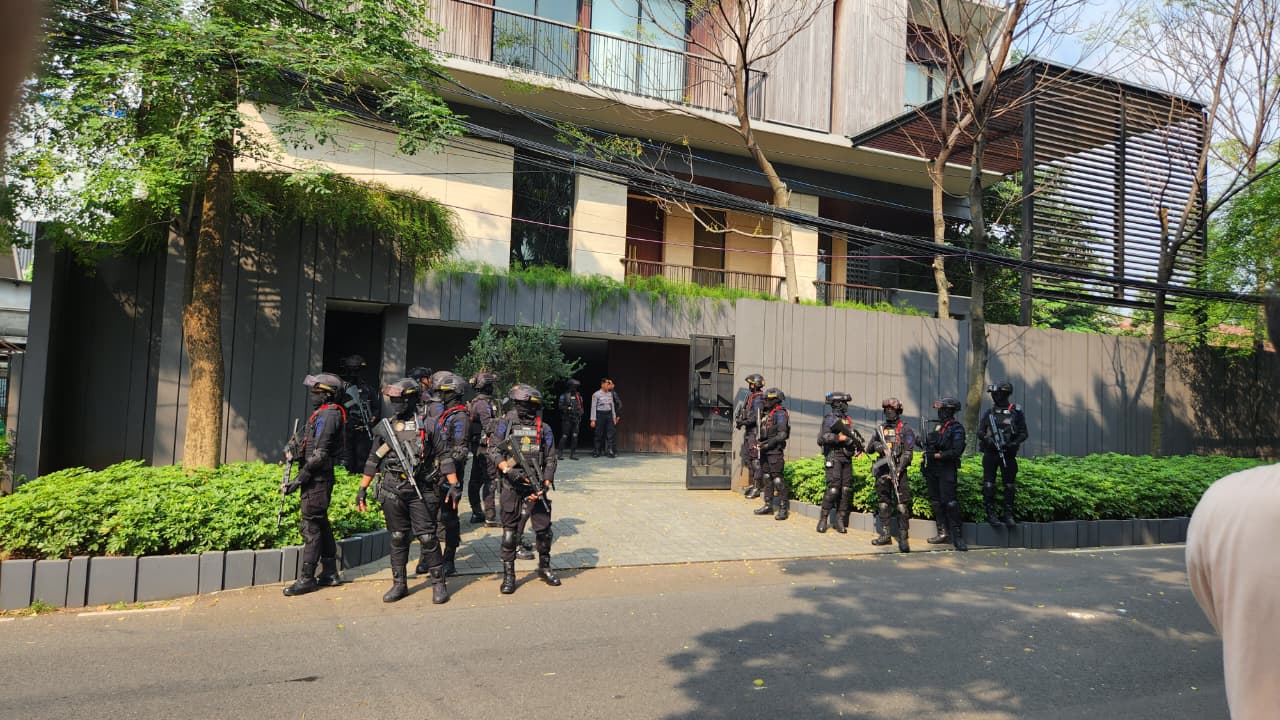 Rumah Wamen Imipas Silmy Karim di Kebayoran Baru, Jaksel, dijaga ketat anggota Brimob saat penggeledahan KPK. (Beritanasonal/Panji Septo)