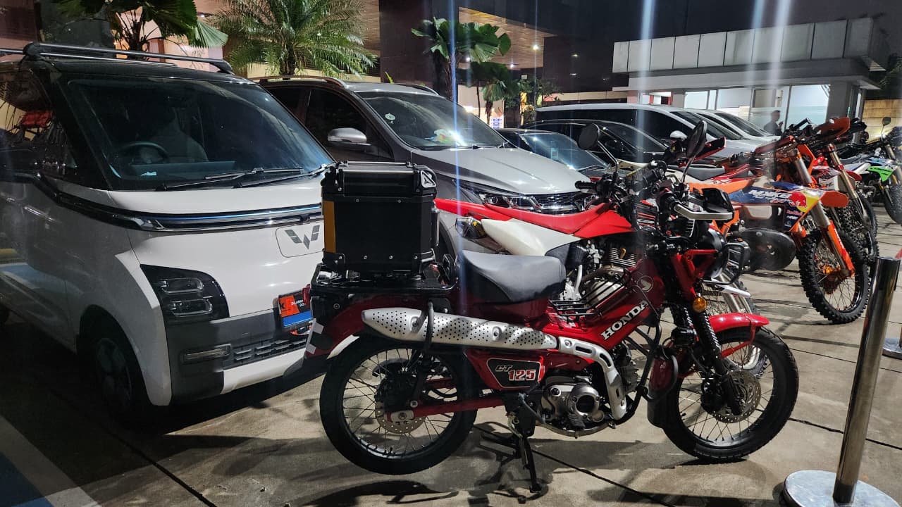 KPK Sita 7 Mobil, 15 Motor, dan Ratusan Gram Emas dalam OTT Imigrasi. (BeritaNasional/Panji Septo)