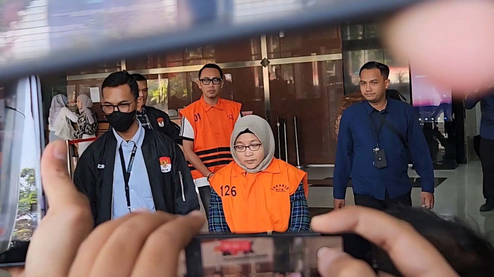 ASN BPK (tengah) dan pihak swasta (belakang) terjaring OTT dalam kasus suap Pemkab Muara Enim di Gedung KPK, Jakarta, Kamis (11/6/2026). (BeritaNasional/Panji)