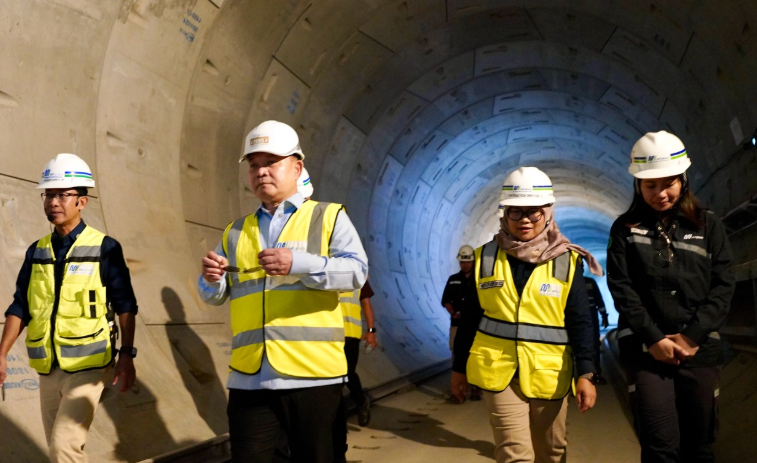 Kepala Staf Kepresidenan Dudung Abdurachman berjalan di terowongan pembangunan MRT Jakarta Fase 2A. (BeritaNasional/KSP)