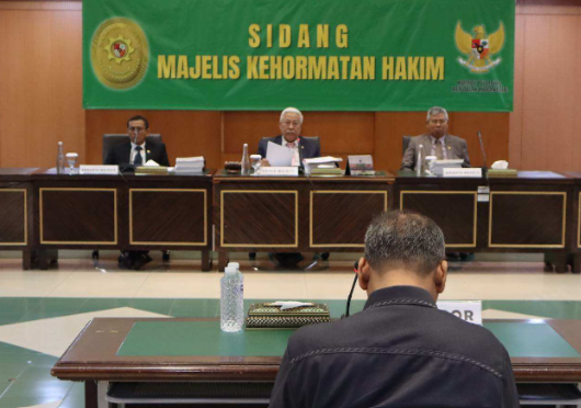 Hakim SW tertunduk lesu di hadapan sidang majelis kehormatan hakim. (BeritaNasional/dok KY)