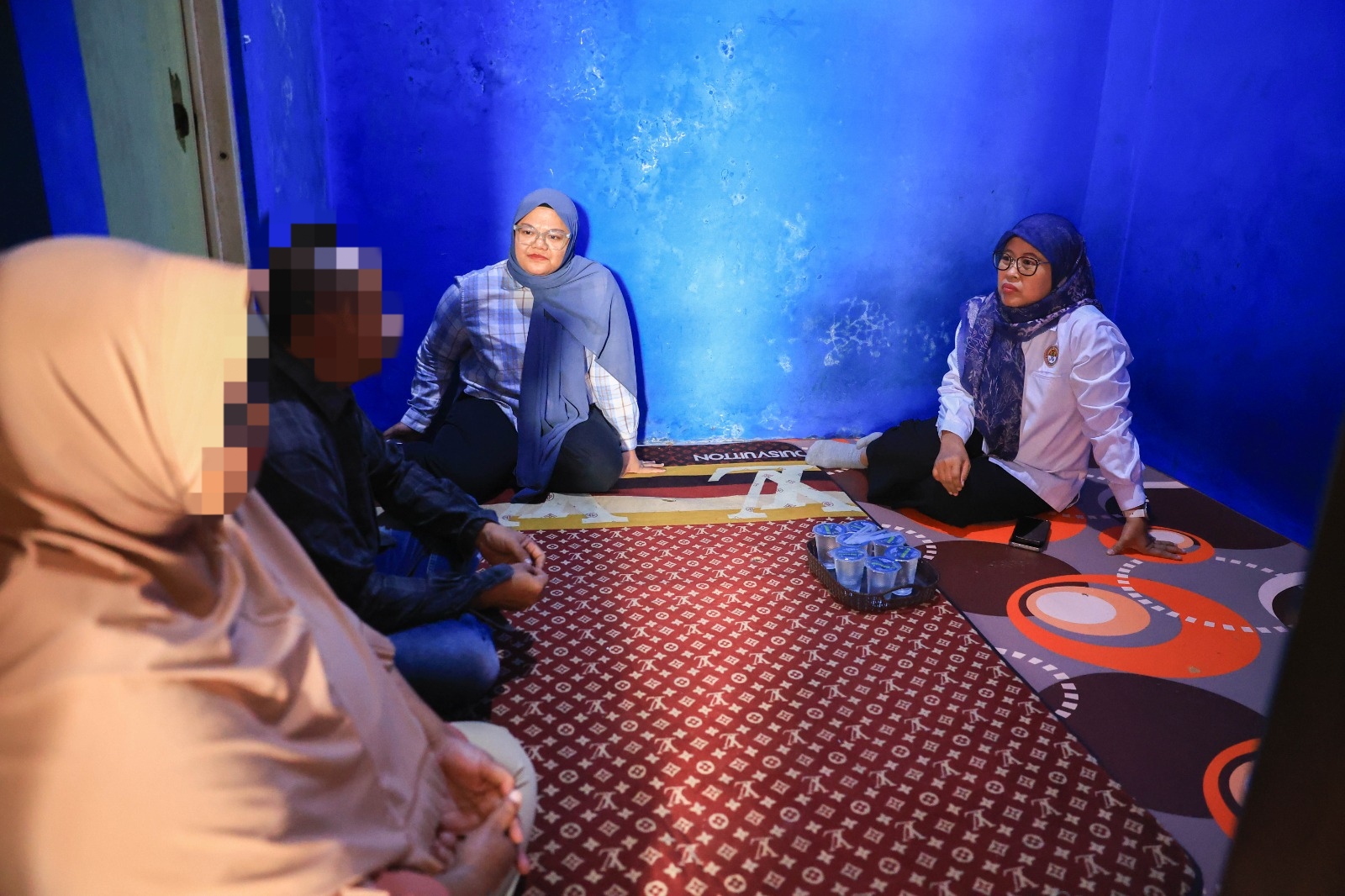 Wakil Ketua LPSK Sri Suparyati mengunjungi rumah Yuvita, korban penyekapan dan penyiksaan Taufik Hidayat. (BeritaNasional/LPSK)