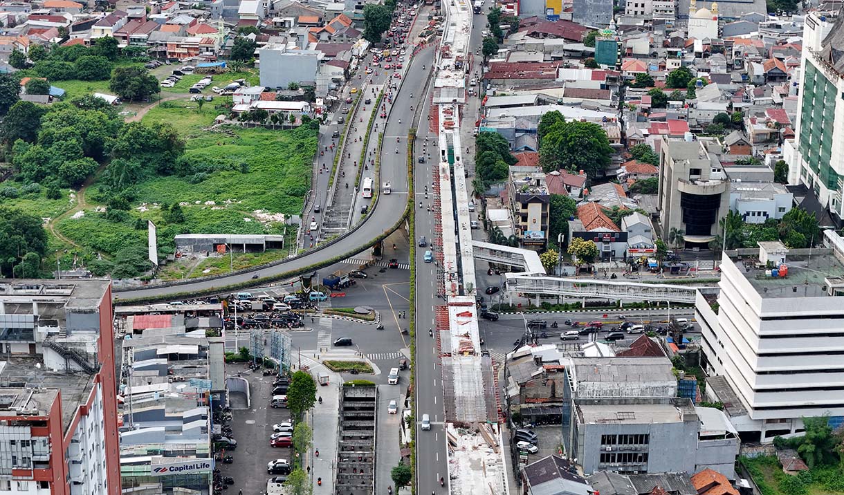 Foto udara proyek pembangunan jalur Light Rail Transit (LRT) Jakarta Fase 1B Velodrome-Manggarai di Pramuka, Jakarta, Jumat (19/6/2026).  (Beritanasional.com/Oke Atmaja)