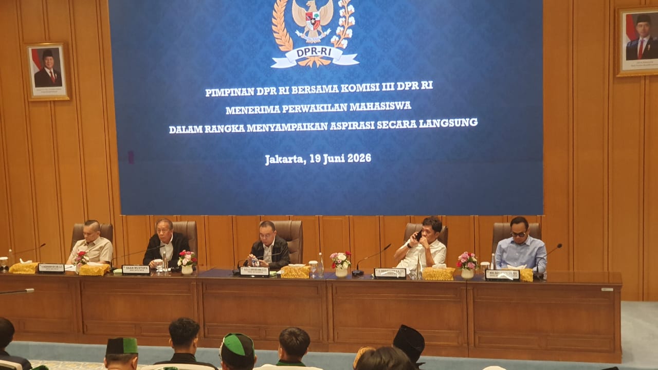 Wakil Ketua DPR Sufmi Dasco Ahmad (tengah) saat konferensi pers di ruang pertemuan DPR/MPR, Jakarta. (BeritaNasional/Bachtirudin Alam)