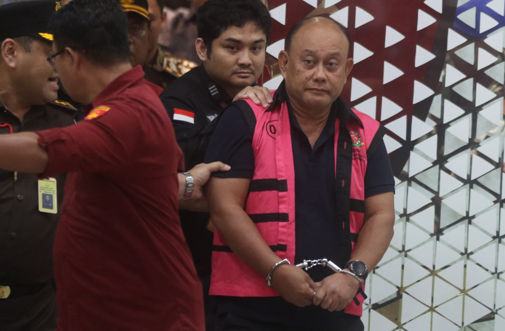 Mantan Kepala Badan Gizi Nasional (BGN) Dadan Hindayana, saat akan dimasukan kedalam mobil tahanan di Gedung Jaksa Agung Muda Tindak Pidana Khusus (Jampidsus), Jakarta, Rabu (3/6/2026). (Beritanasional.com/Oke Atmaja)