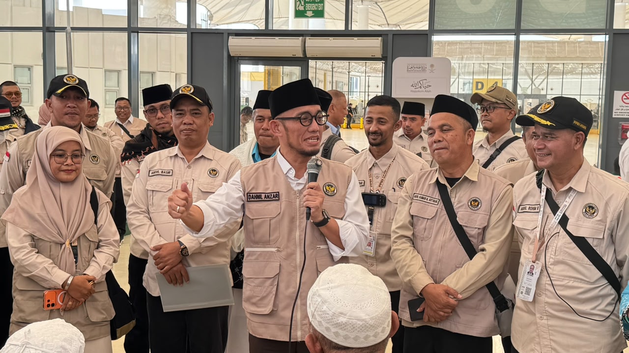 Wamenhaj Dahnil Anzar Simanjuntak (tengah) mengantar kepulangan jemaah haji kloter KNO 7, Senin (8/6/2026). (BeritaNasional/Kemenhaj)
