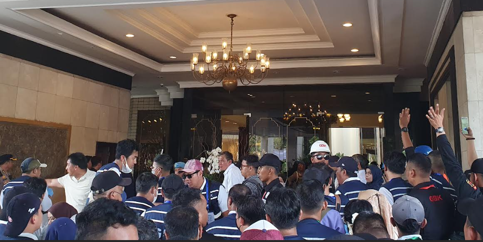 Lobi Hotel Sultan dipenuhi massa yang mencoba menghalangi jurusita masuk. (BeritaNasional/Bachtiarudin)