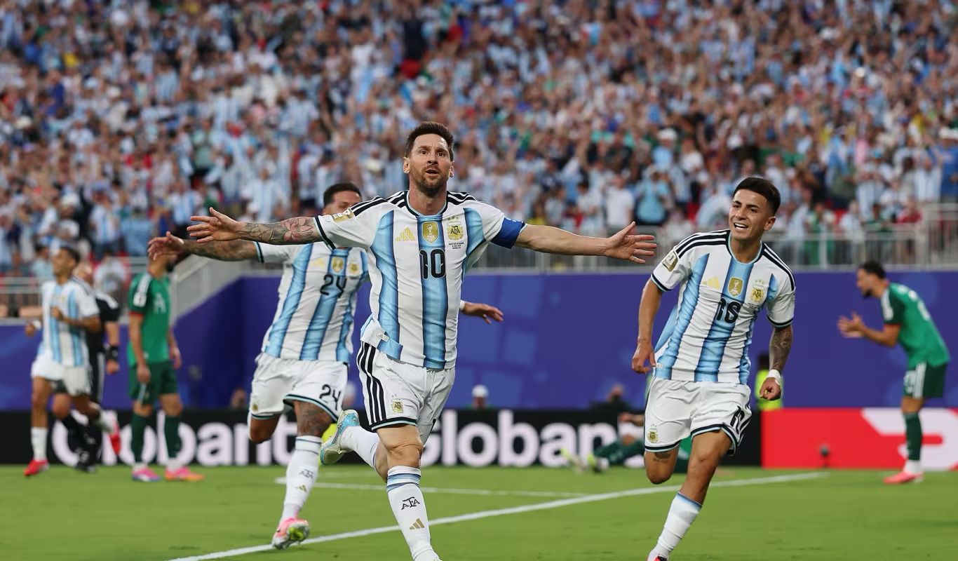Pertandingan Argentina vs Aljazair. (Foto/FIFA)