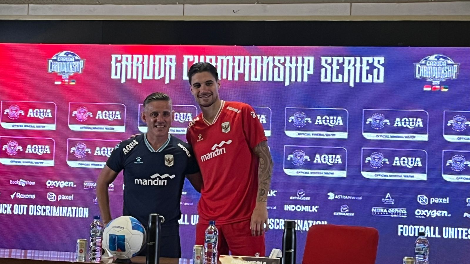 Pelatih Timnas Indonesia John Herdman (kiri) dan Kevin Diks (kanan). (BeritaNasional/Harits)