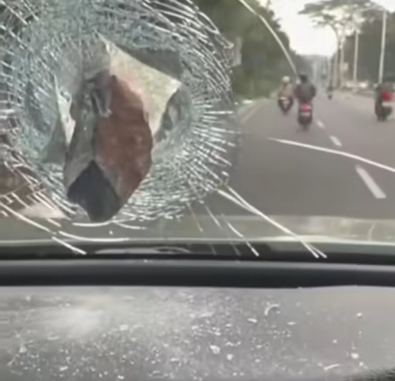 Mobil Puteri Indonesia Pariwisata 2022 Dilempar Batu di Pondok Indah. (Foto/istimewa)
