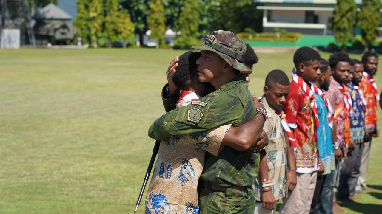 Momen 10 Eks Anggota OPM Ikrar Setia Kembali ke NKRI di Papua Barat. (Foto/istimewa)
