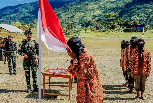 Salah satu anggota OPM mencium bendera merah putih. (BeritaNasional/Bachtiarudin)