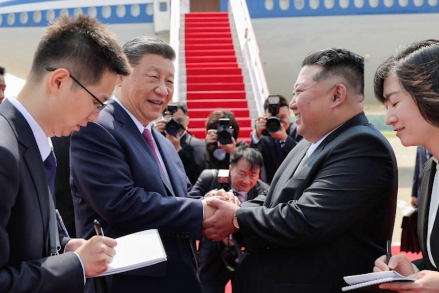 Pemimpin Tertinggi Korut Kim Jong Un mengantar Presiden Tiongkok Xi Jinping menaiki pesawat usai kunjungan kenegaraan di Pyongyang, Korut, Selasa (9/6/2026). (BeritaNasional/Viory)