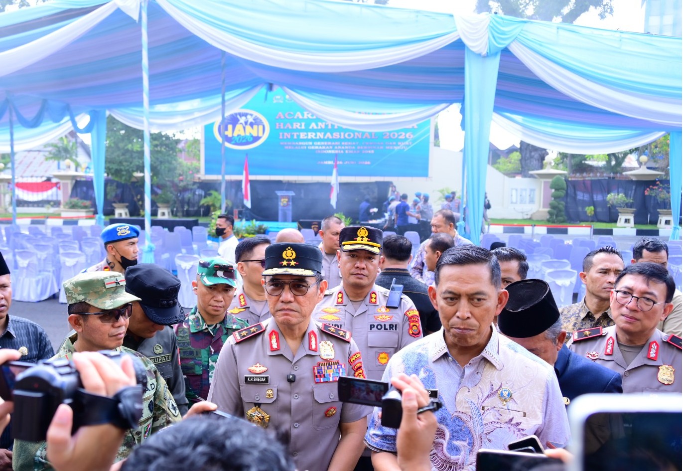 Kapolda Jambi Irjen Pol Krisno H. Siregar (tengah) saat diwawancarai. (Foto/Ist)