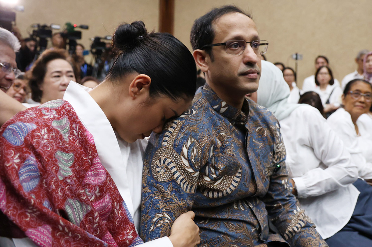 Terdakwa kasus dugaan korupsi pengadaan Chromebook dalam program digitalisasi pendidikan di Kemendikbudristek, Nadiem Anwar Makarim (kanan) memeluk istrinya Franka Franklin saat akan mengikuti sidang pembacaan putusan di Pengadilan Tipikor, Jakarta, Selasa (30/6/2026).  (Beritanasional.com/Oke Atmaja)