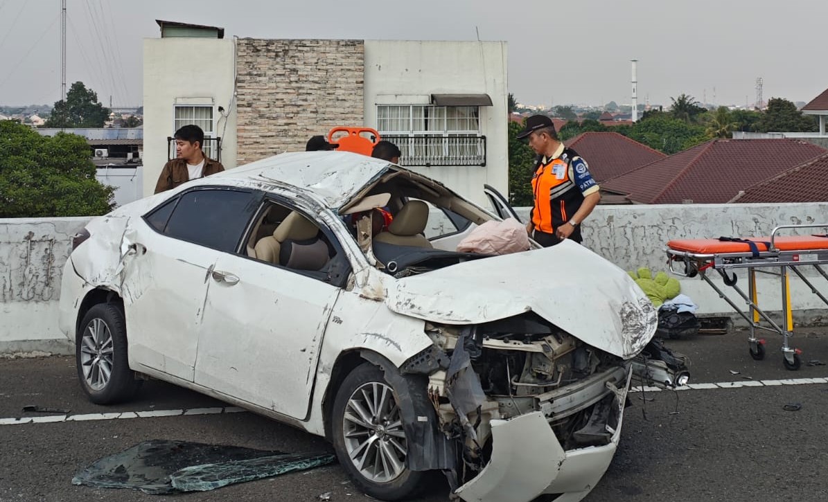 Mobil Toyota Altis mengalami tabrakan. (Foto/Ist)