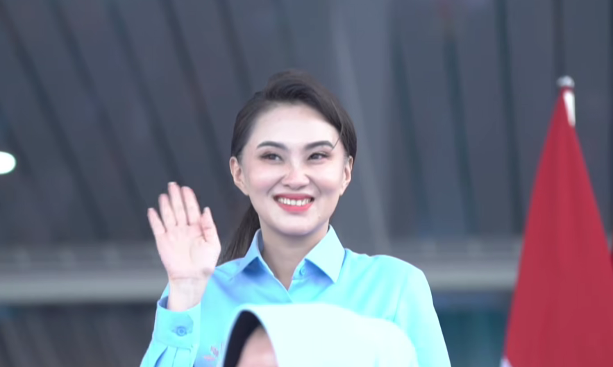 Gubernur Maluku Utara Sherly Tjoanda saat disapa Presiden Prabowo Subianto di acara Pekan Nasional Petani Nelayan XVII 2026. (Foto/Setpres)