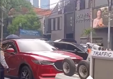 Mobil mewah diangkut Sudinhub Jaksel, Kamis (25/6/2026). (BeritaNasional/Jaksel Update)