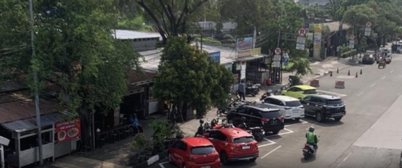 Kendaraan roda empat parkir on the street di kawasan Cawang Jakarta Timur. (BeritaNasional/Lydia)