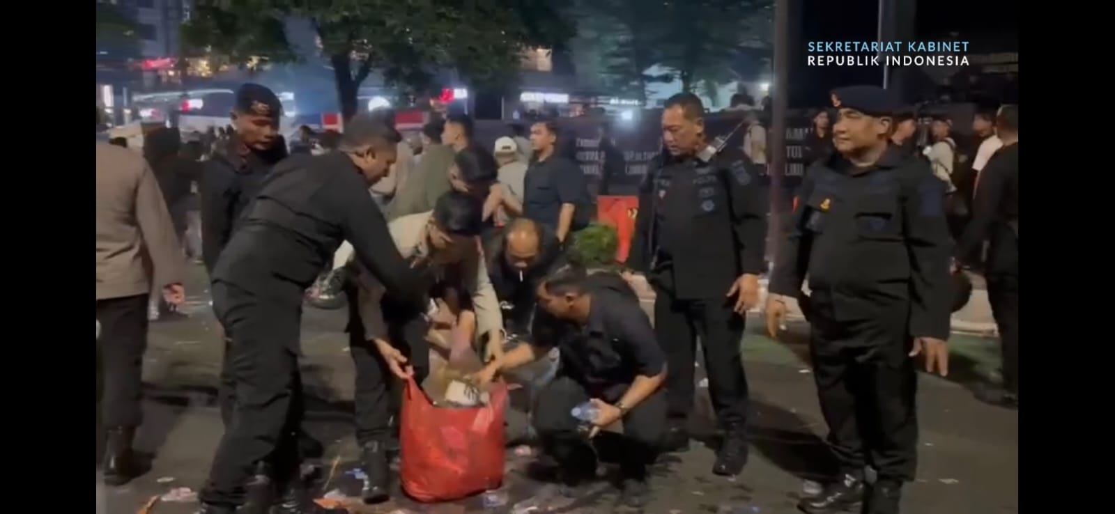 Pascademo di Jakarta Pusat, Seskab Teddy Apresiasi TNI-Polri Bersihkan Fasilitas Publik. (Foto/Seskab)