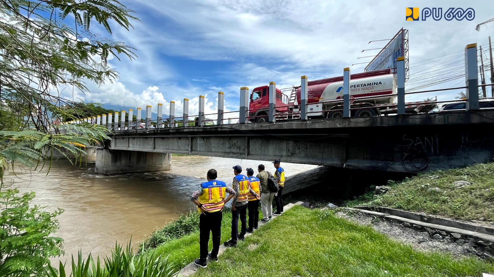 Tim dari kementerian PU memeriksa jembatan pascagempa Poso Sulsel. (BeritaNasional/KemenPU)