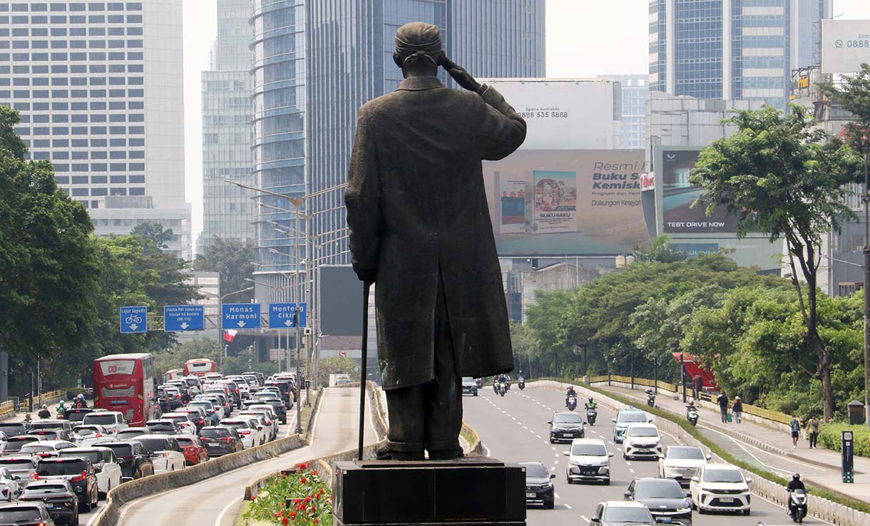 Kendaraan melintas di Jalan Jenderal Sudirman, Jakarta, Selasa (23/6/2026). (Beritanasional.com/Oke Atmaja)