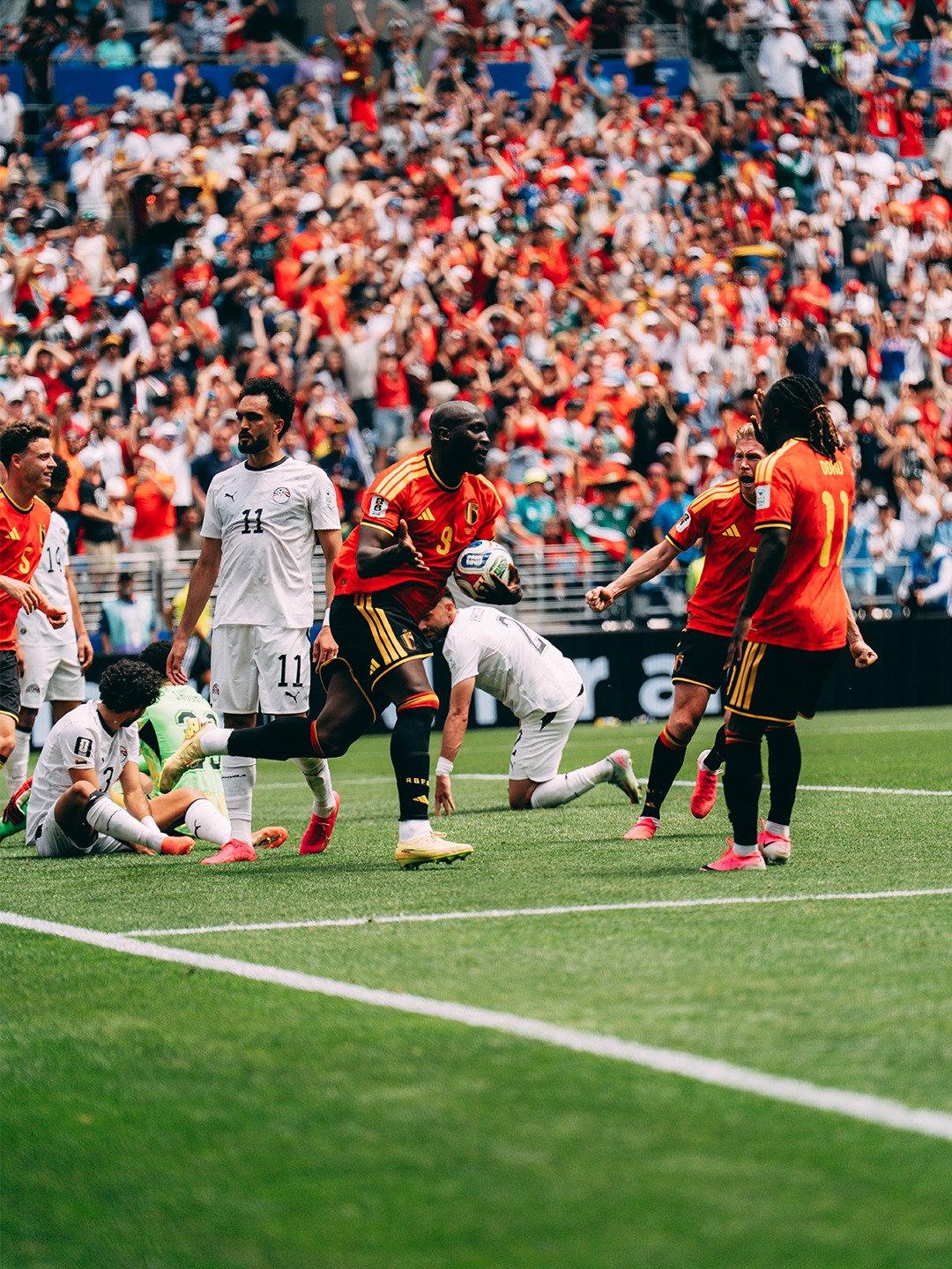 Bomber Timnas Belgia Romelu Lukaku memegang bola untuk berselebrasi. (Foto/Instagram Timnas Belgia)