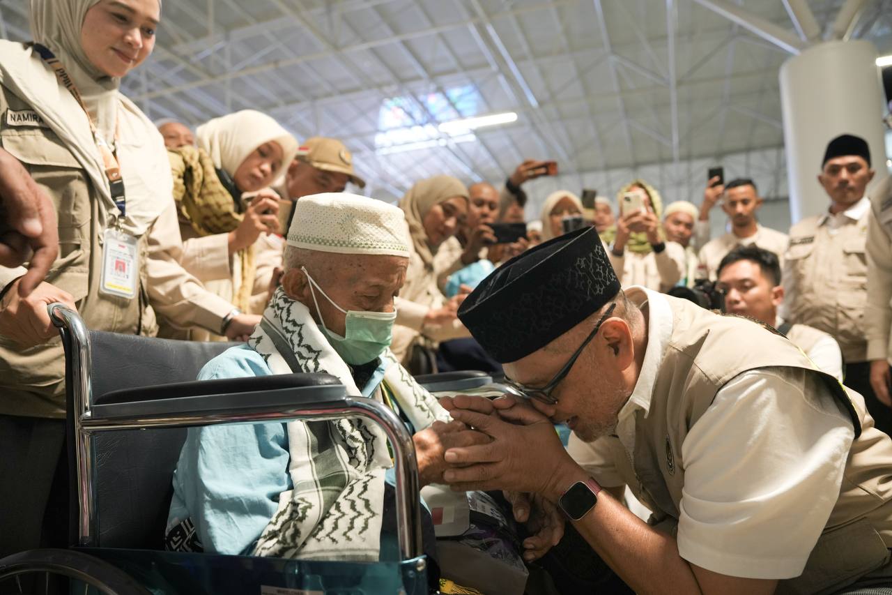 Menteri Haji dan Umrah (Menhaj) RI, Mochamad Irfan Yusuf, melepas kepulangan perdana jemaah haji Indonesia. (Foto/Kemenhaj)