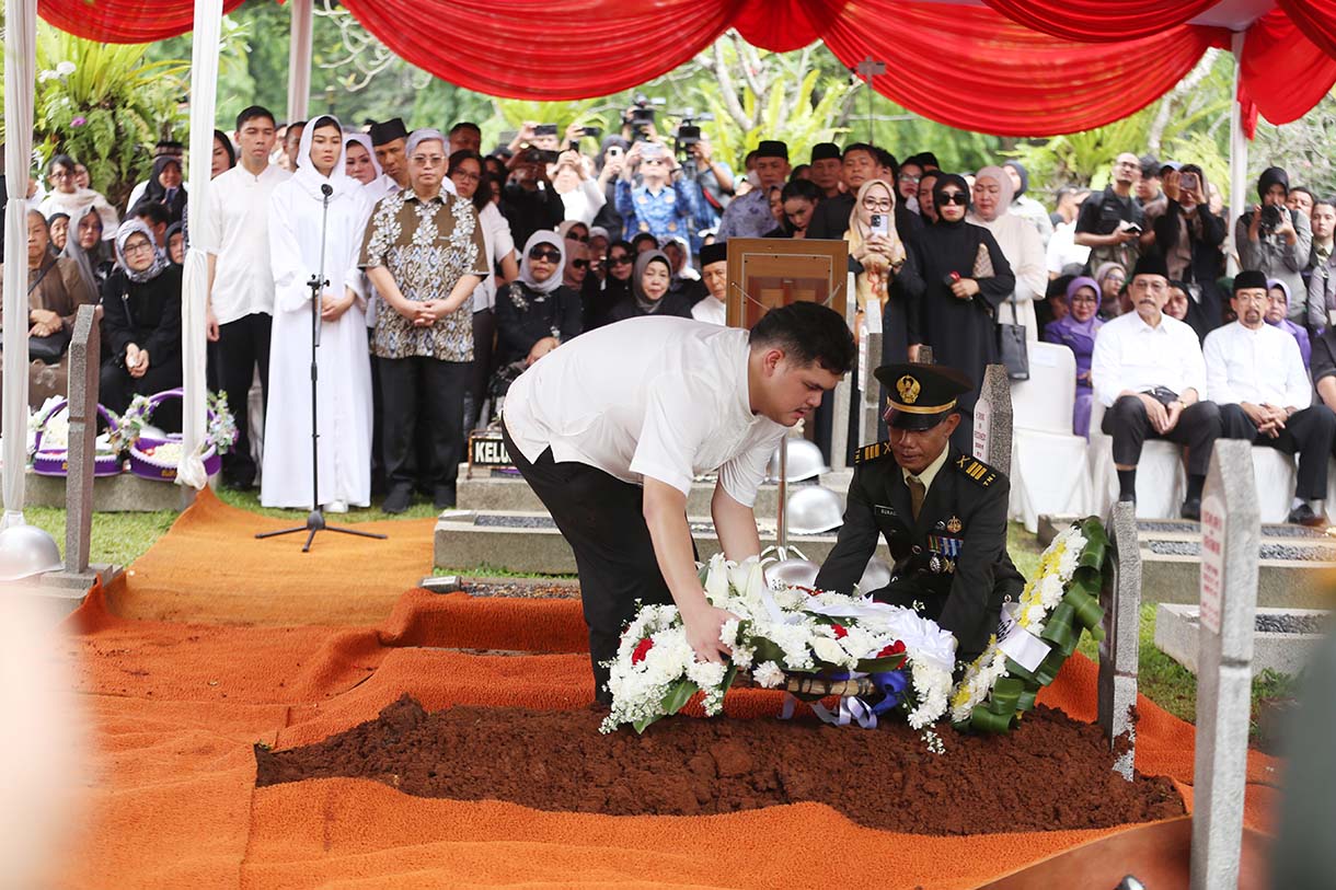 Perwakilan keluarga meletakkan karangan bunga saat upacara pemakaman mantan Menteri Pertahanan Ryamizard Ryacudu di Taman Makam Pahlawan (TMP) Kalibata, Jakarta, Senin (1/6/2026). (Beritanasional.com/Oke Atmaja)