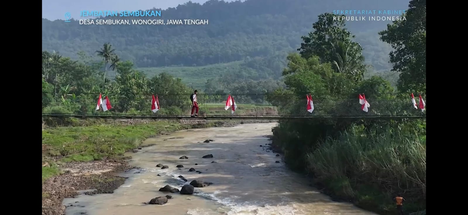 Pembangunan 2.500 jembatan gantung di berbagai wilayah Indonesia. (FotoTangkapan Layar Unggahan Media Sosial @sekretariat.kabinet).