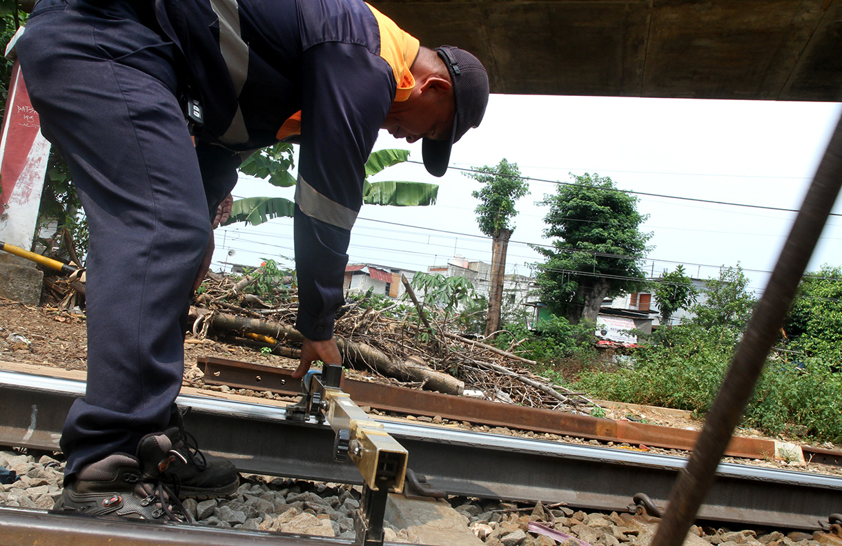 Teknisi mengukur rel kereta api menggunakan track gauge di Kawasan Menteng, Jakarta,Jumat(26/6/2026). (Beritanasional.com/Oke Atmaja)