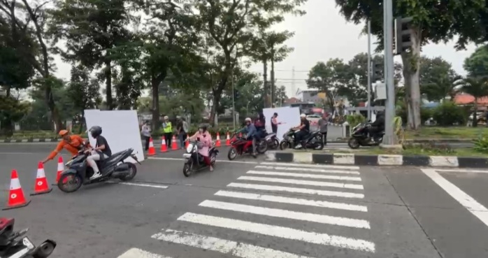 Jalan Lenteng Agung Raya menuju Depok ditutup sementara saat perbaikan jalan amblas hingga Selasa (2/6/2026) pagi. (BeritaNasional/Bachtiar)