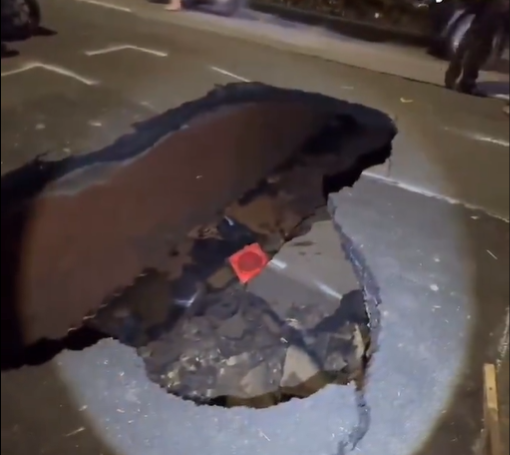 Aspal amblas di ruas Jalan Lenteng Agung arah Depok pada Sabtu (29/5/2026) malam. (BeritaNasional/IG Ijoeel)