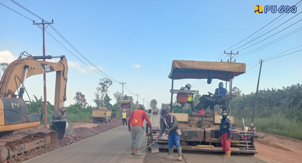 Proses pembangunan jalan di Papua. (BeritaNasional/KemenPU)