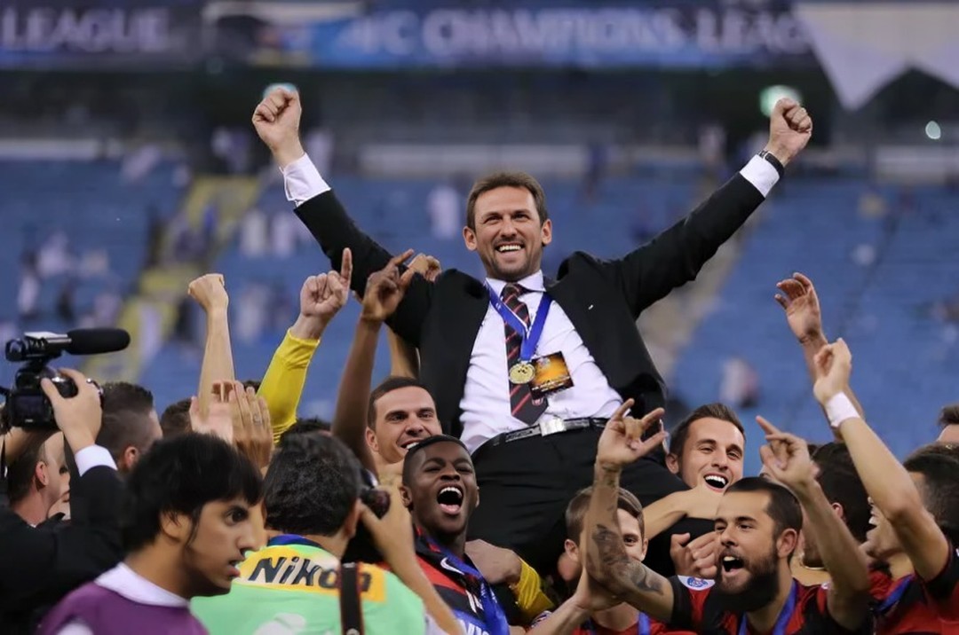 Pelatih Timnas Australia Tony Popovic saat dibopong oleh para pemain dan ofisial timnas. (Foto/Instagram Tony Popovic)