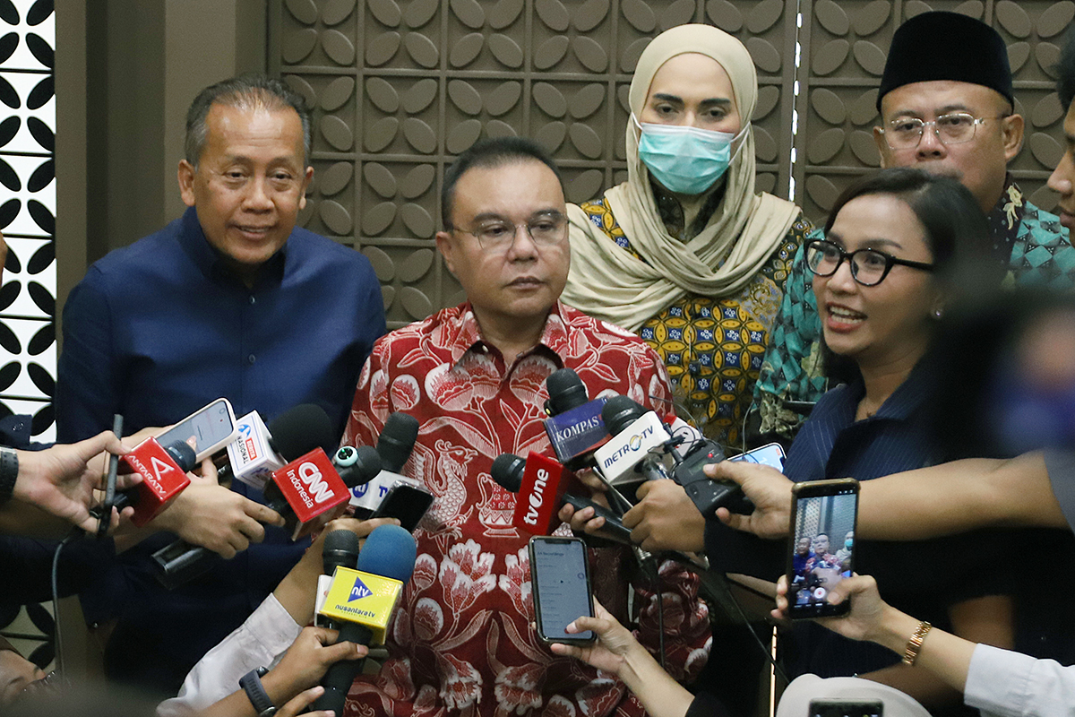 Wakil Ketua DPR Sufmi Dasco Ahmad (tengah), Saan Mustopa (kiri), Sari Yuliati (kedua kanan) dan Cucun Ahmad Syamsurijal (kanan) memberikan keterangan kepada wartawan terkait penahanan eks Kepala BGN. (BeritaNasional/Elvis Sendouw)