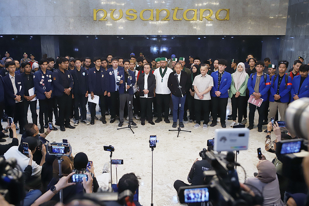 Pimpinan DPR RI terima massa aksi elemen mahasiswa di ruang  Abdul Muis, Nusantara, Kompleks Parlemen, Jakarta, Jumat (19/6/2026). (BeritaNasional/Elvis Sendouw)