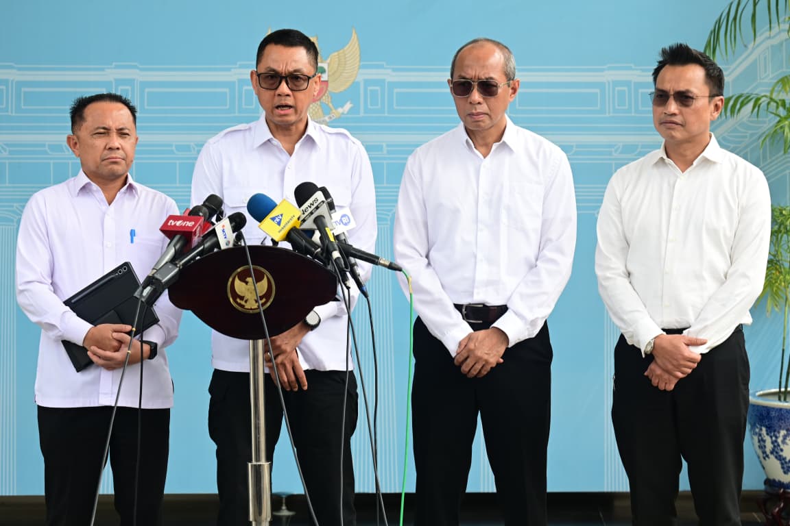 Direktur Utama PT PLN (Persero) Darmawan Prasodjo memberikan keterangan pers. (BeritaNasional/Setpres)