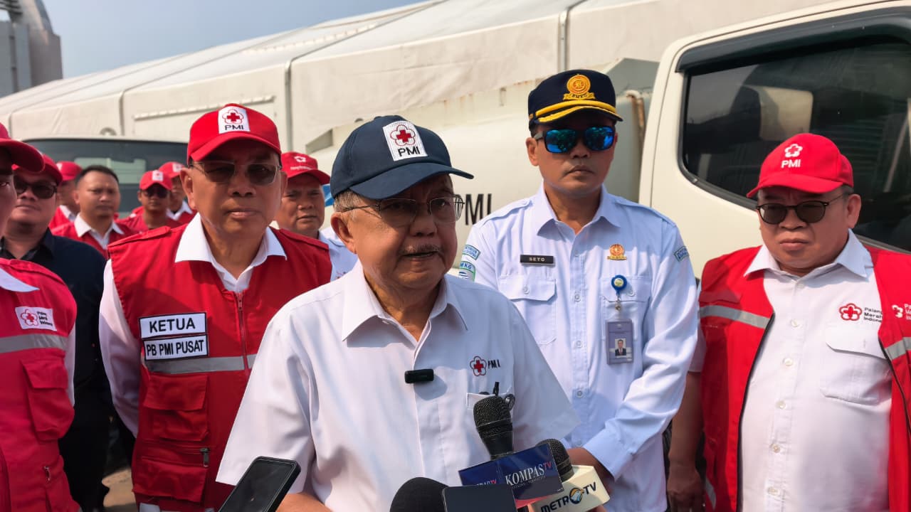 Ketua Umum PMI Jusuf Kalla memberikan keterangan pers. (BeritaNasional/dok PMI)