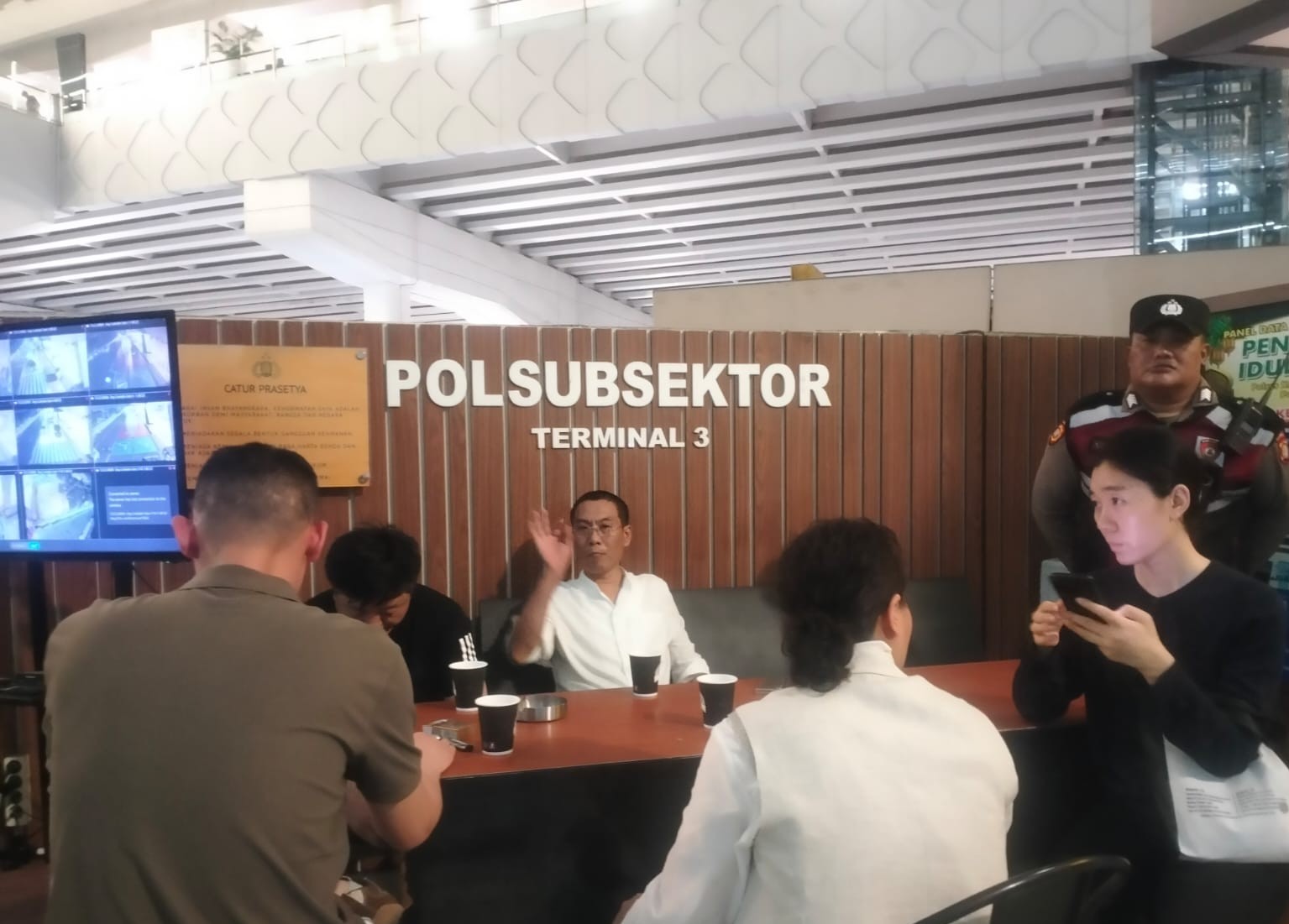 Polisi memediasi keributan WNA di Bandara Soetta. (Foto/Ist)