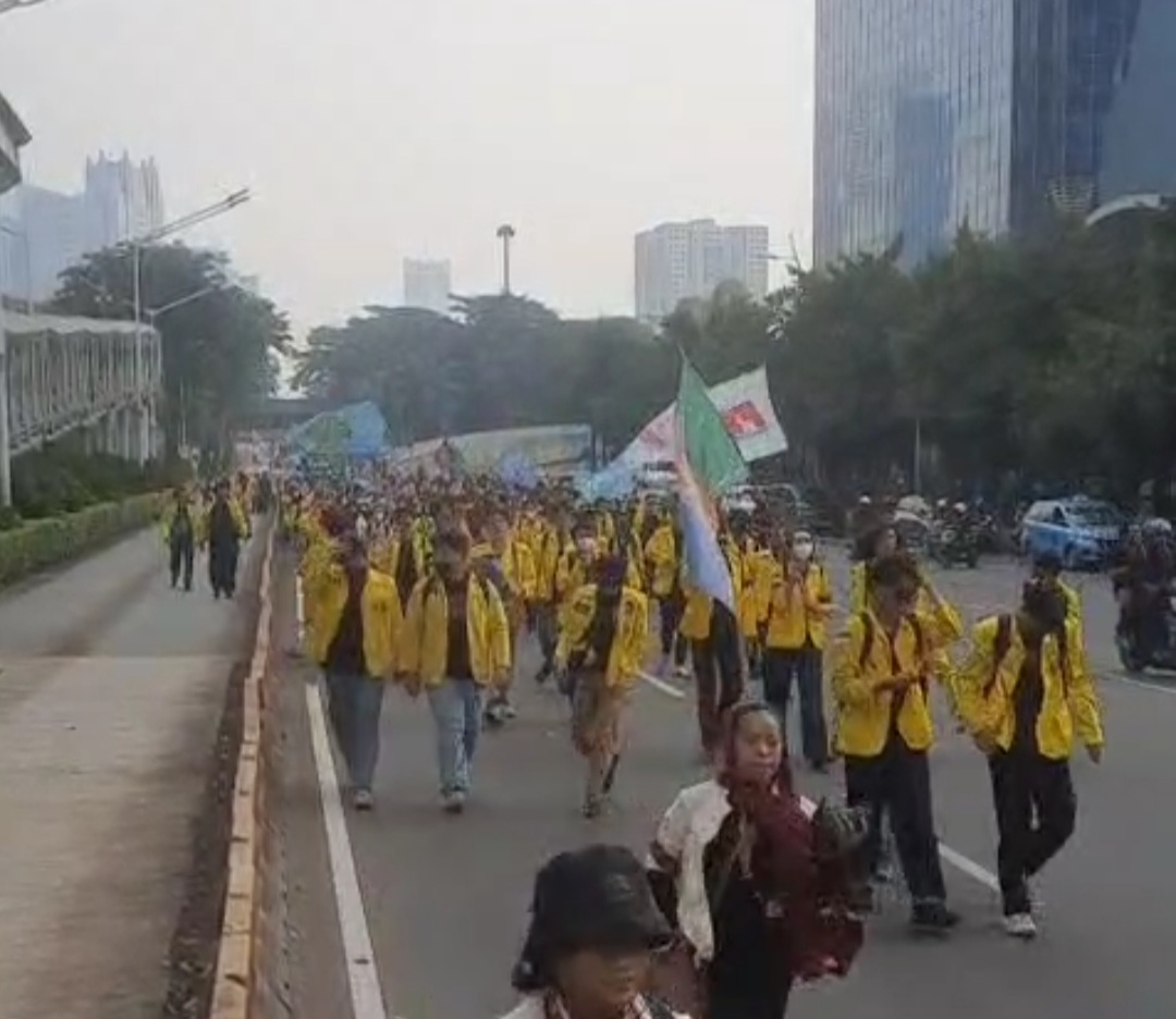 Demonstran dari mahasiswa UI bergerak menuju Bundaran HI, Jl. MH Thamrin, Jakarta Pusat, Jumat (12/6/2026). (BeritaNasional/Bachtiar)