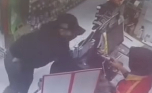 Tangkapan kamera CCTV yang merekam perampok minimarket di Bekasi, Jabar. (Foto/Ist)