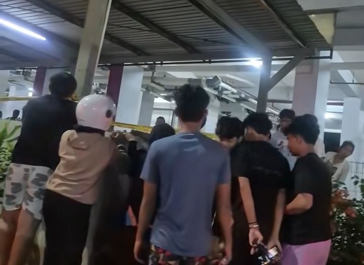 Peristiwa seorang wanita terjatuh dari lantai 27 Apartemen Pramuka City, Sabtu (6/6/2026) malam. (Foto/ist)