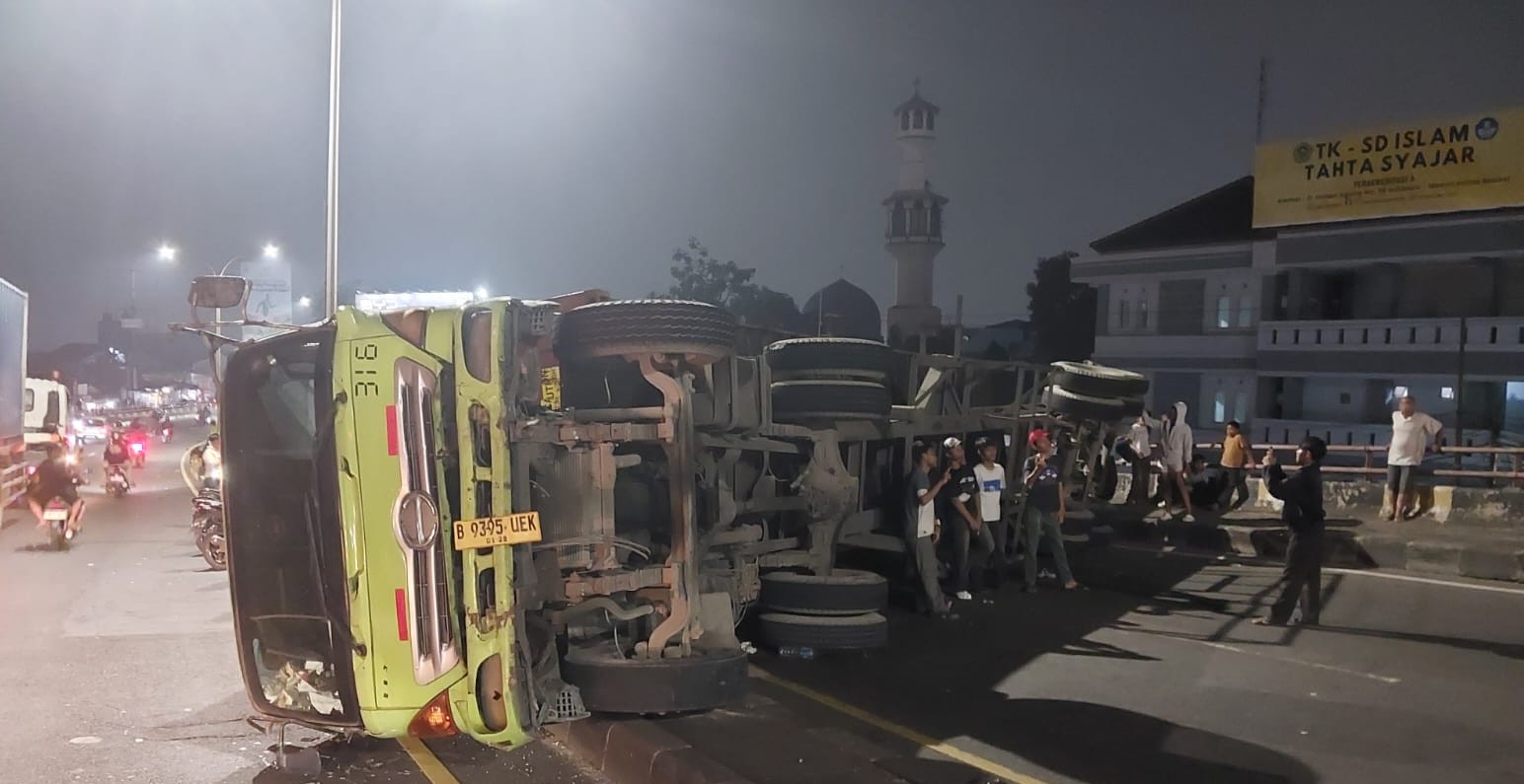 Truk terguling di flyover Kota Bekasi. (Foto/Ist)