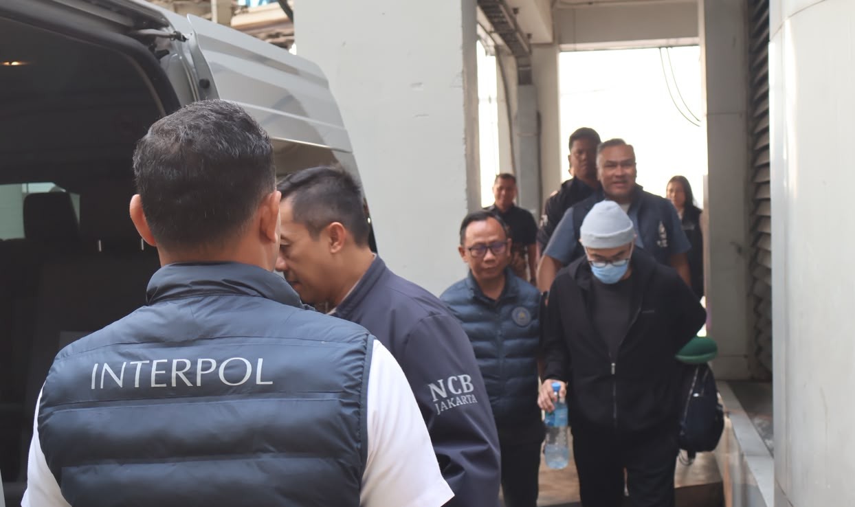 Polri berhasil memulangkan buron Interpol bos Kresna Life Michael Steven (kanan) dari Maroko. (Foto/Ist)