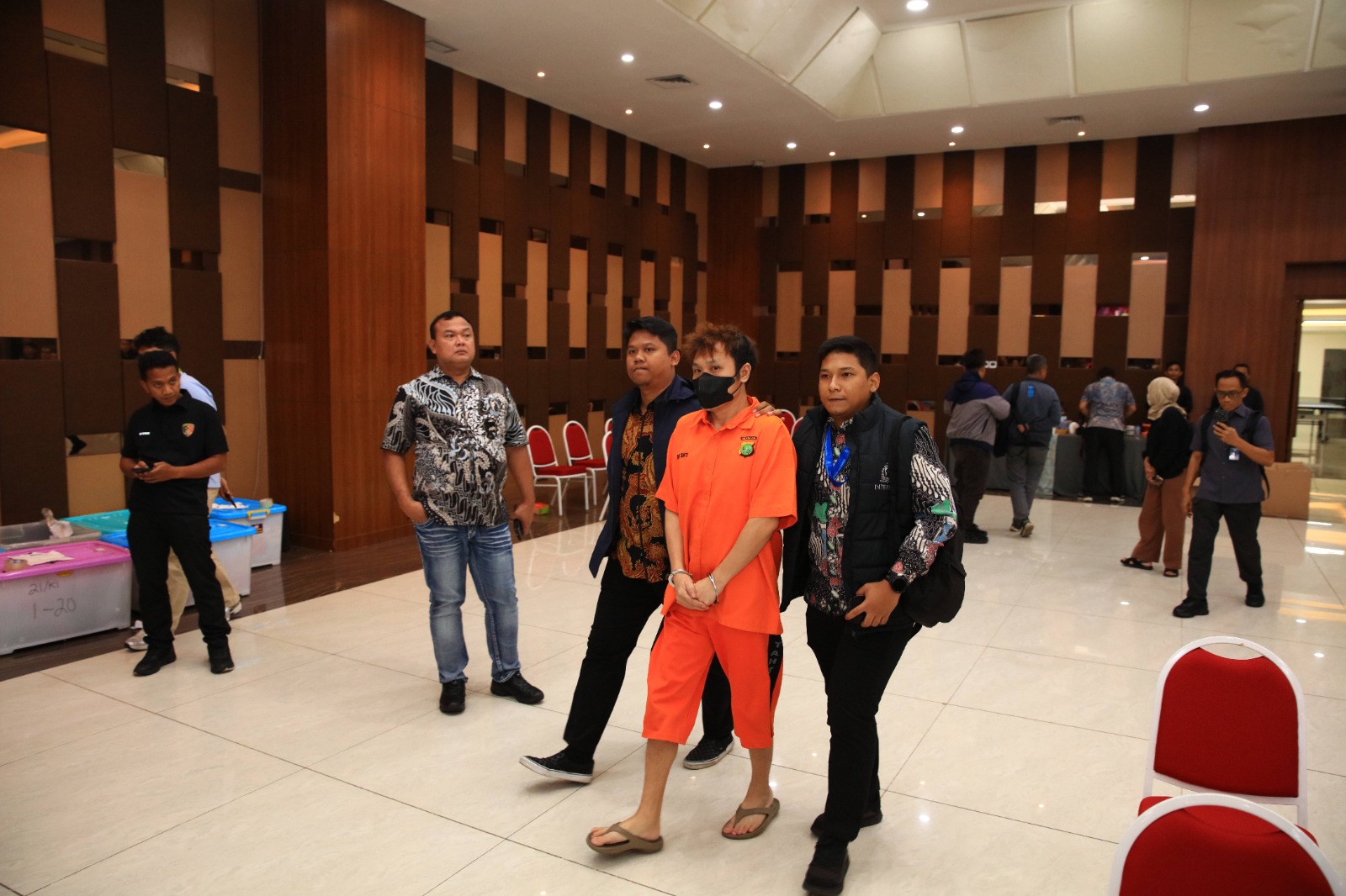 Buron interpol kasus online scam asal Beijing, Zheng Rongjing ditangkap di Bandara Soekarno Hatta (Soetta), Kamis (25/6/2026). (BeritaNasional/Humas Polri)