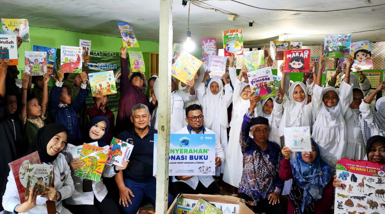 Anak pedalaman bahagia menerima buku baru dari PNM. (BeritaNasional/istimewa)