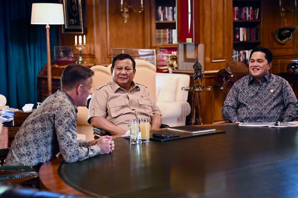 Menpora Erick Thohir (kanan) saat bertemu dengan Presiden Prabowo Subianto (tengah) di Hambalang. (Foto/BPMI)