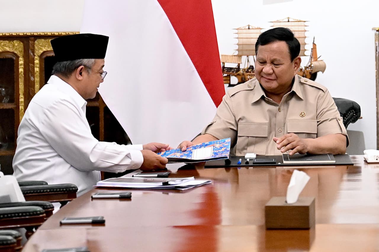Presiden Prabowo Subianto bersama Mendikdasmen Abdul Mu'ti di Istana Merdeka, Jakarta. (Foto/BPMI)