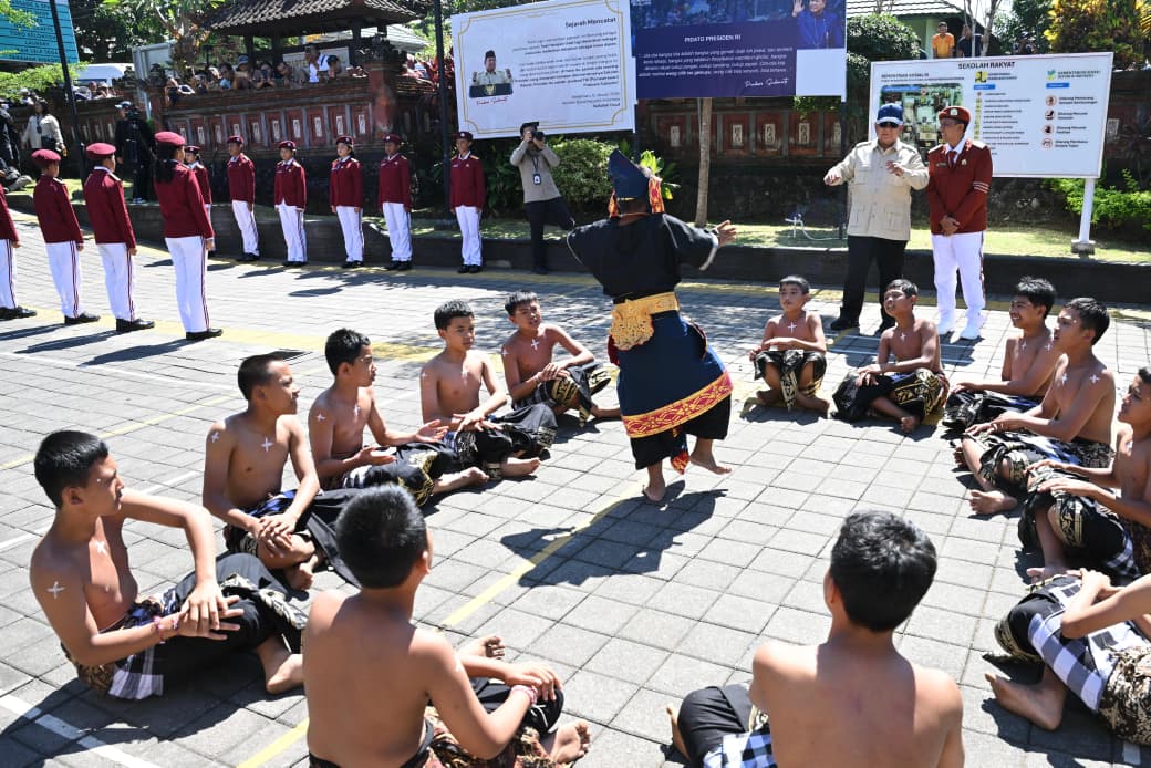 Presiden Prabowo dalam kunjungan ke Sekolah Rakyat Menengah Pertama (SRMP) 17 Tabanan, Bali, Minggu (7/6/2026). (Foto/Setpres)